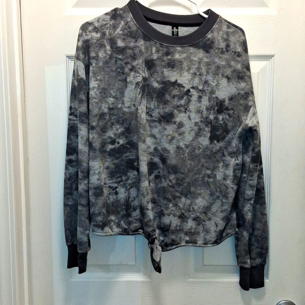 NWOT Ambrielle Women's Gray and White Tye Dye Sweatshirt